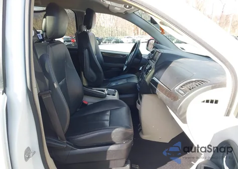 2016 Chrysler Town & Country Touring z USA, uszkodzony, nr VIN 2C4RC1BG6GR198744